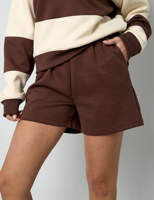 Zoë short bruin