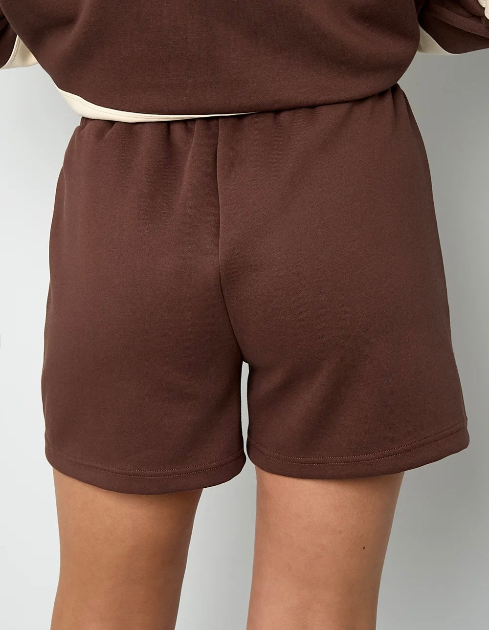 Zoë short bruin